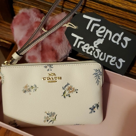 Boxed Coach Daffodil Wristlet & Charm Set - Picture 2 of 6